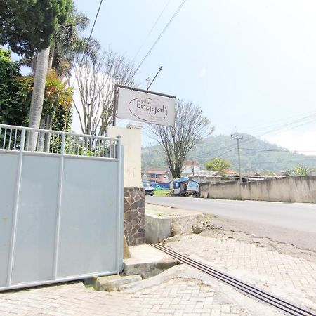 Villa Enggal Lembang Exterior photo