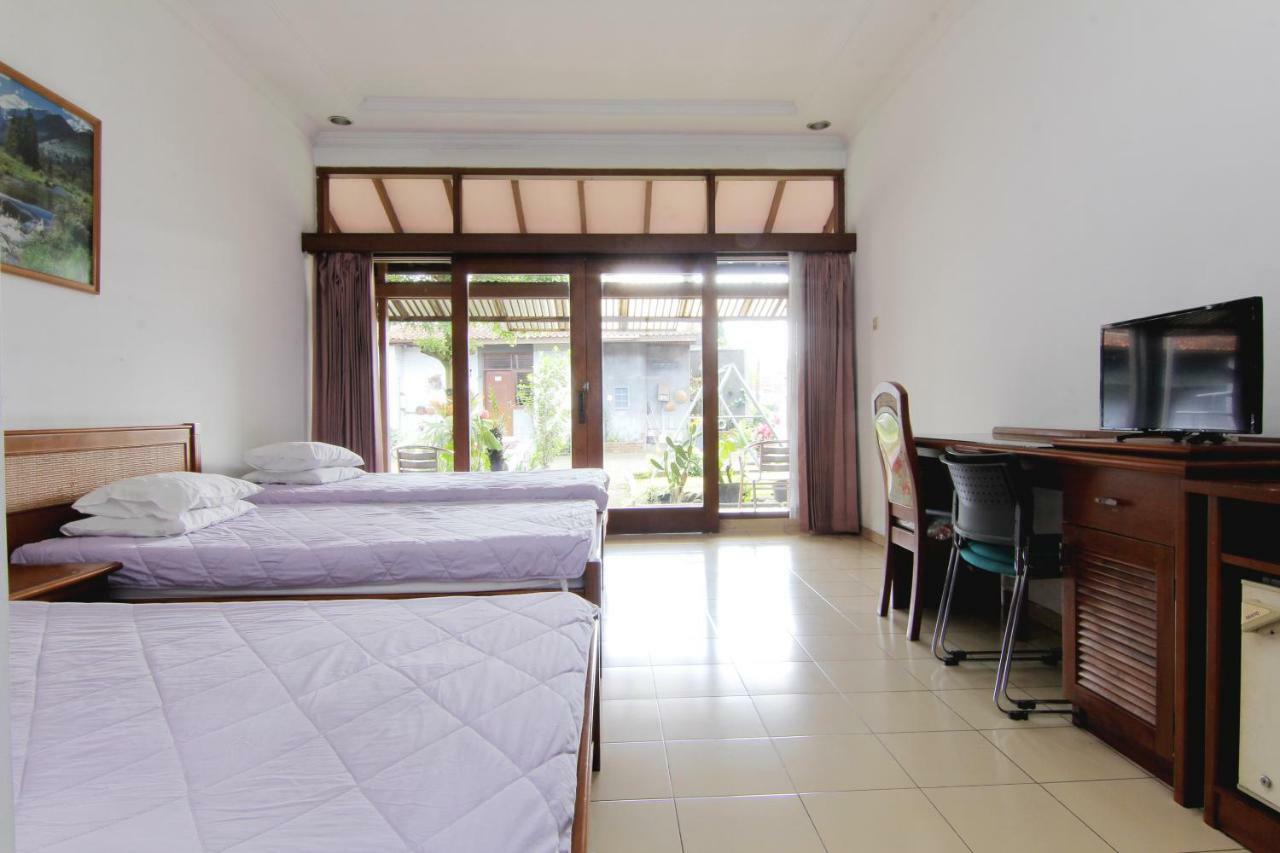 Villa Enggal Lembang Exterior photo
