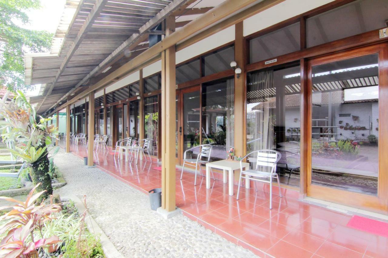 Villa Enggal Lembang Exterior photo